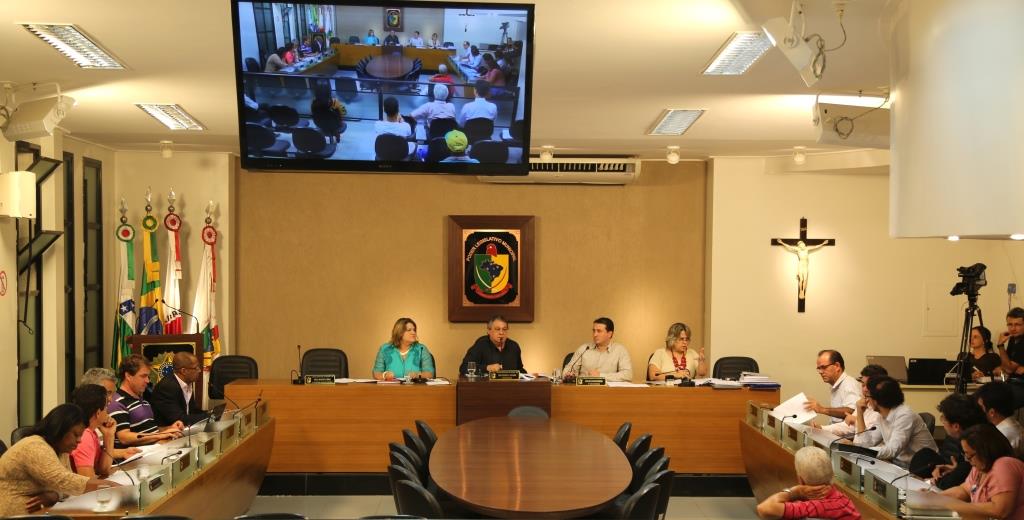 Câmara aprova projetos de lei em reunião extraordinária