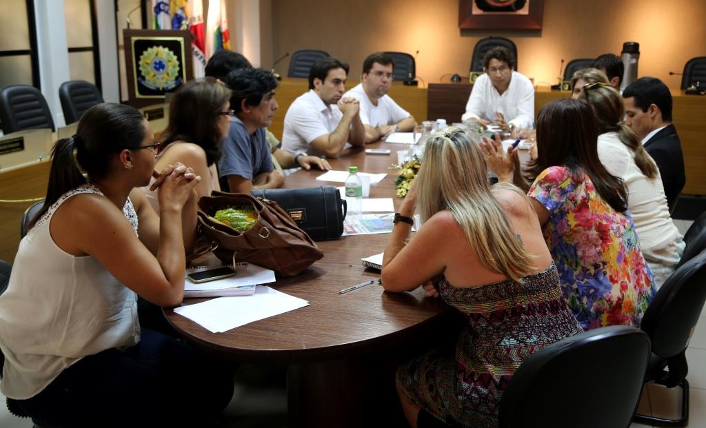 Reunião discute andamento das obras nas escolas do município 