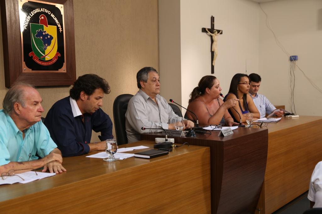 Implementação da lei que regulamenta o transporte escolar no município é tema de reunião na Câmara