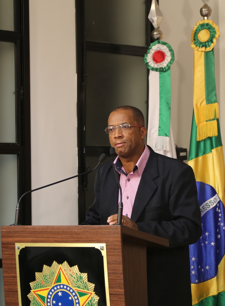 Vereador apresenta ideia de biblioteca em ônibus