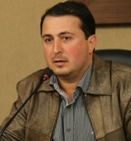 Vereador mostra problema em rua do bairro Nova Era