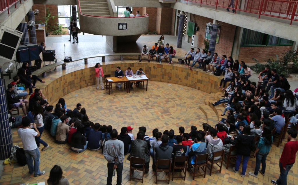 Parlamento Jovem realiza mesa redonda no COLUNI