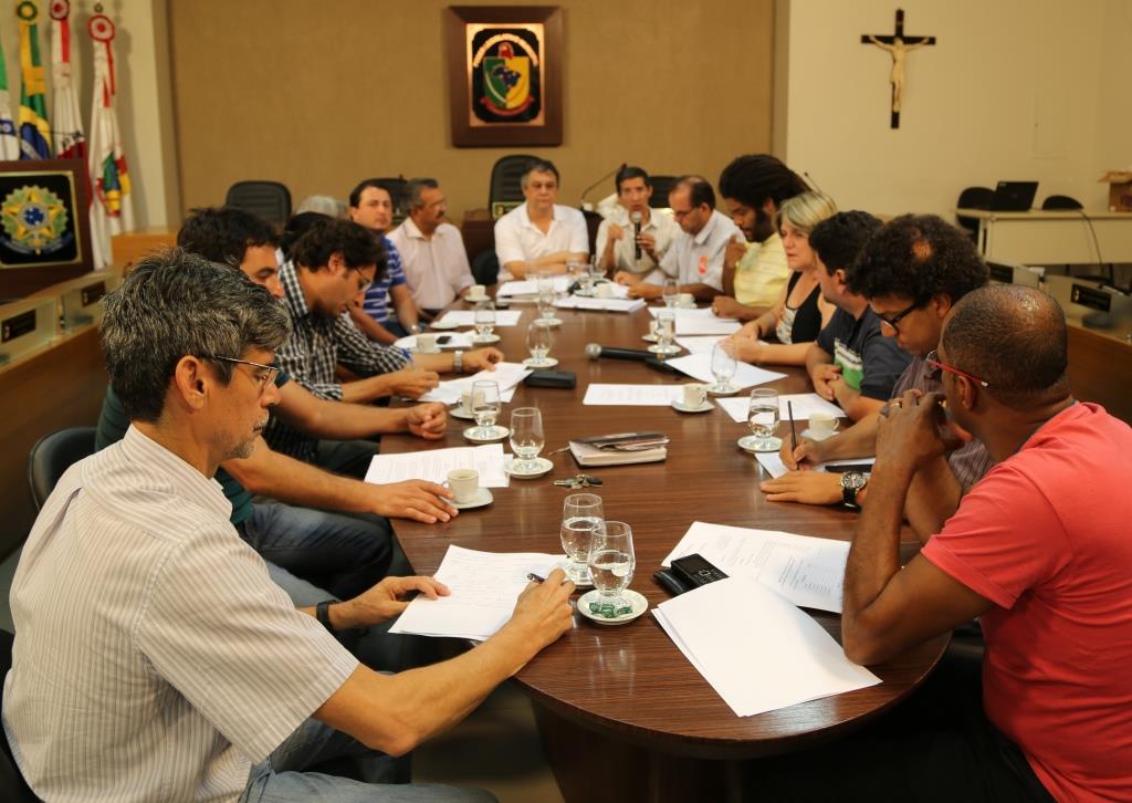 Projeto de lei que dispõe sobre a Taxa de Serviço do Lixo é tema de reunião