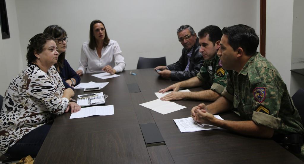 Vereadora discute medidas de combate à violência contra animais