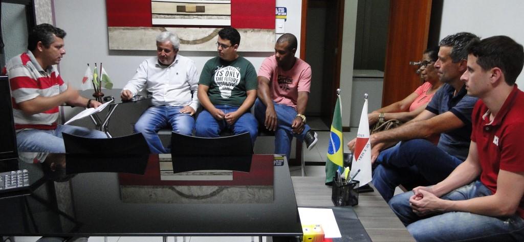 Vereador atende solicitação de moradores em reunião