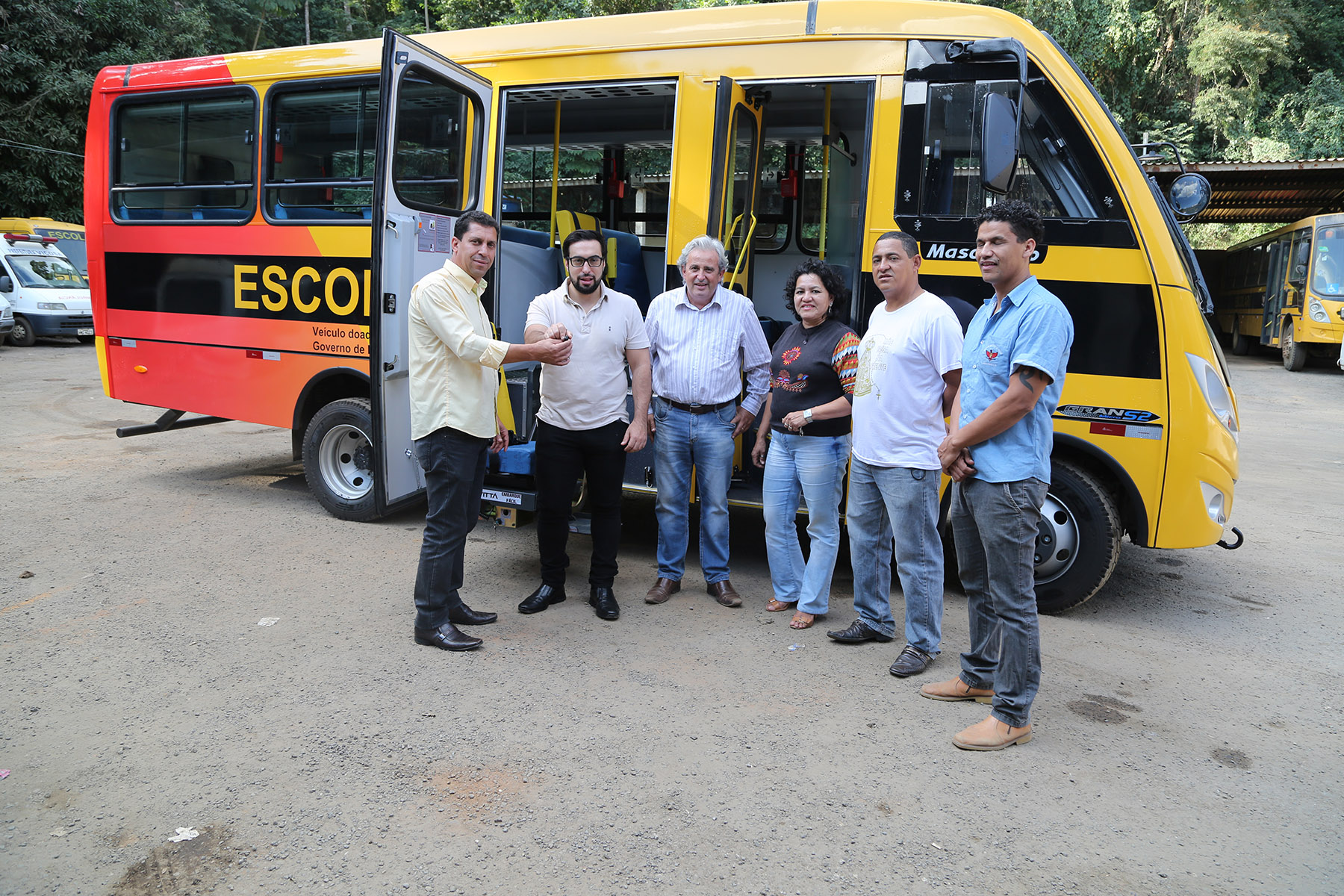 Vereador entrega ônibus escolar ao Município