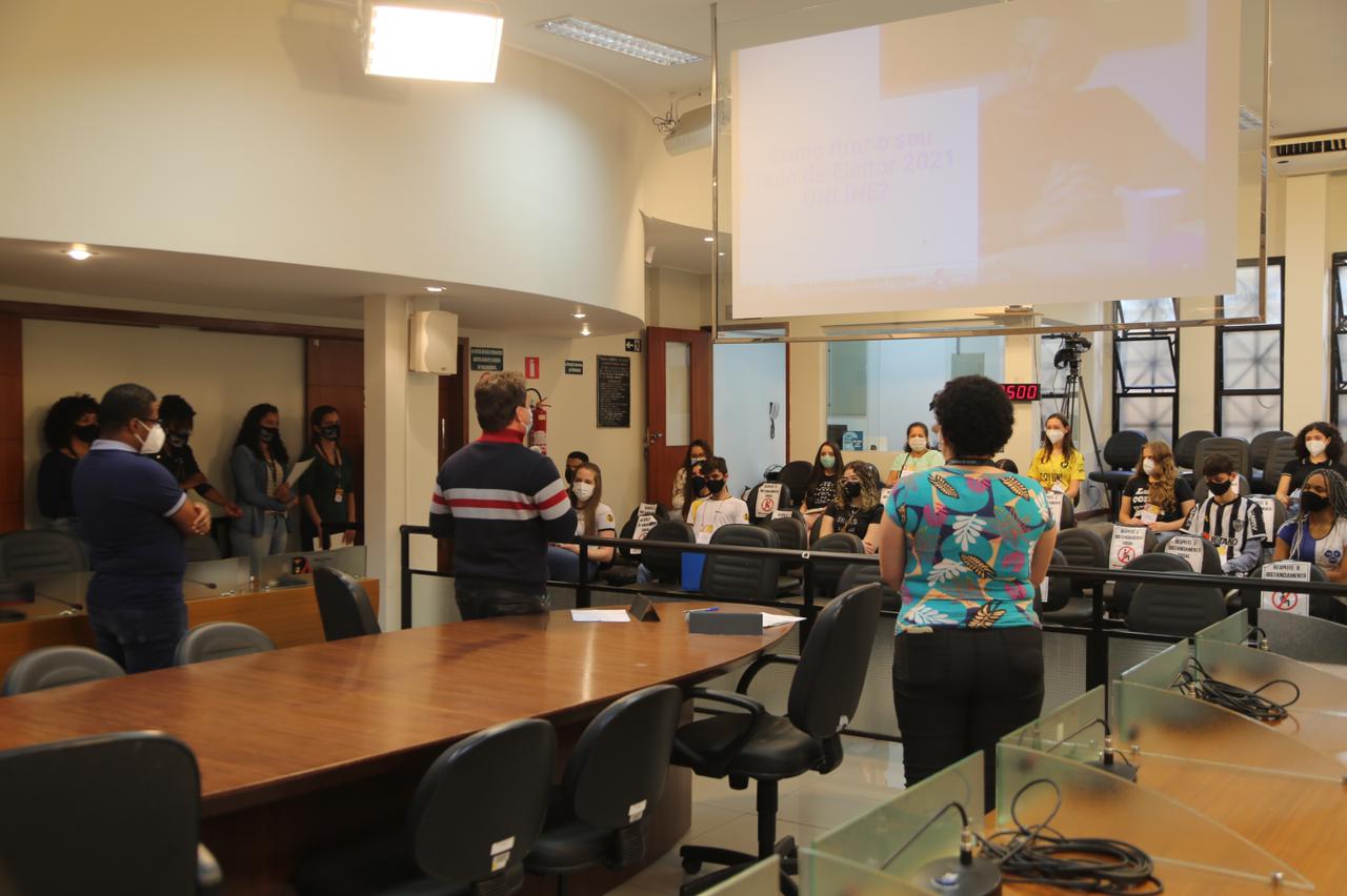 Parlamento Jovem Viçosa realiza primeiro encontro presencial 