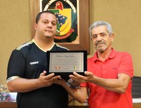 Vereador presta homenagem a Técnico do time de vôlei do Colégio Carmo