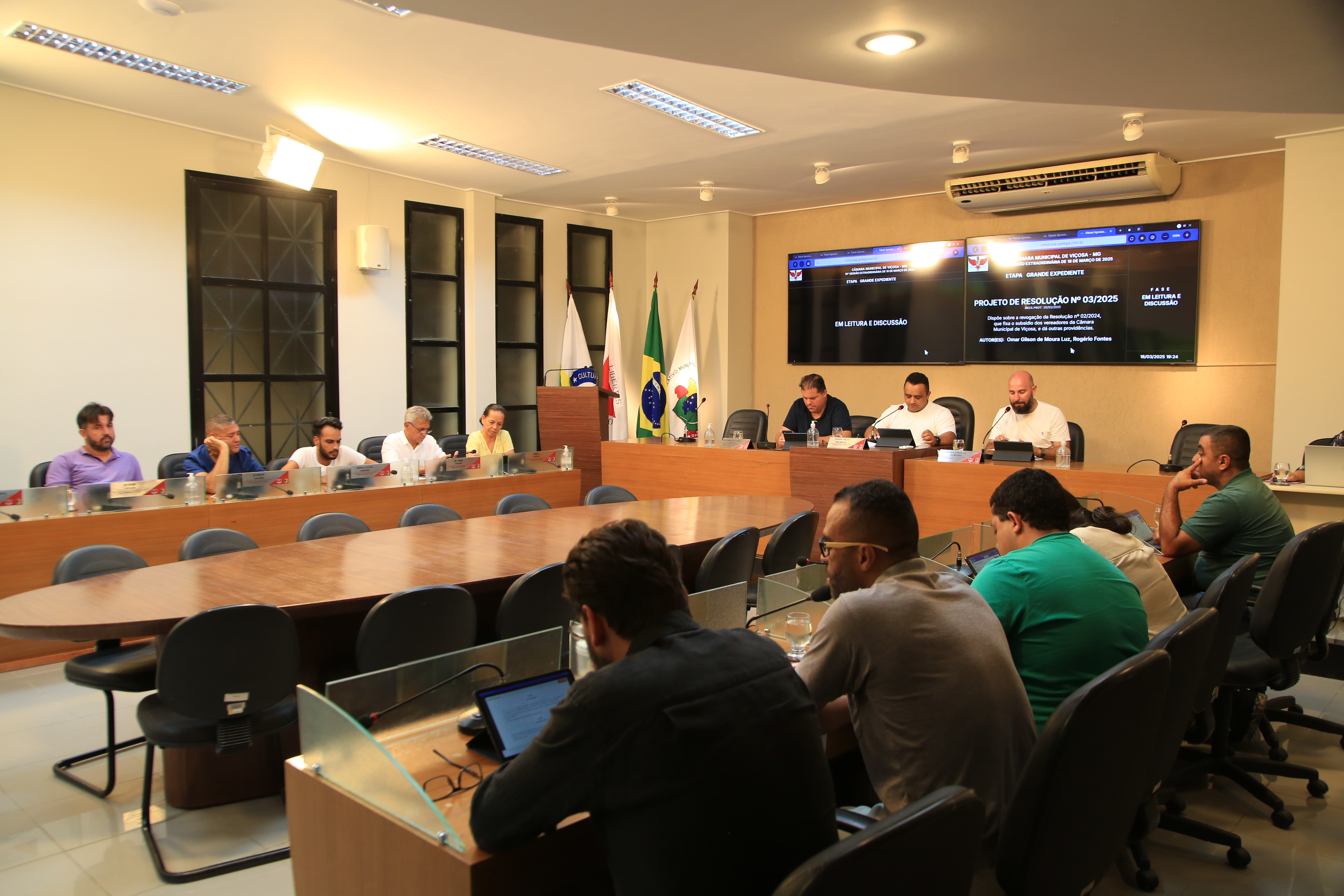 Vereadores revogam resolução que fixava salários em R$ 12 mil