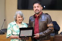 Vereador homenageia viçosense de 81 anos símbolo de resistência e generosidade