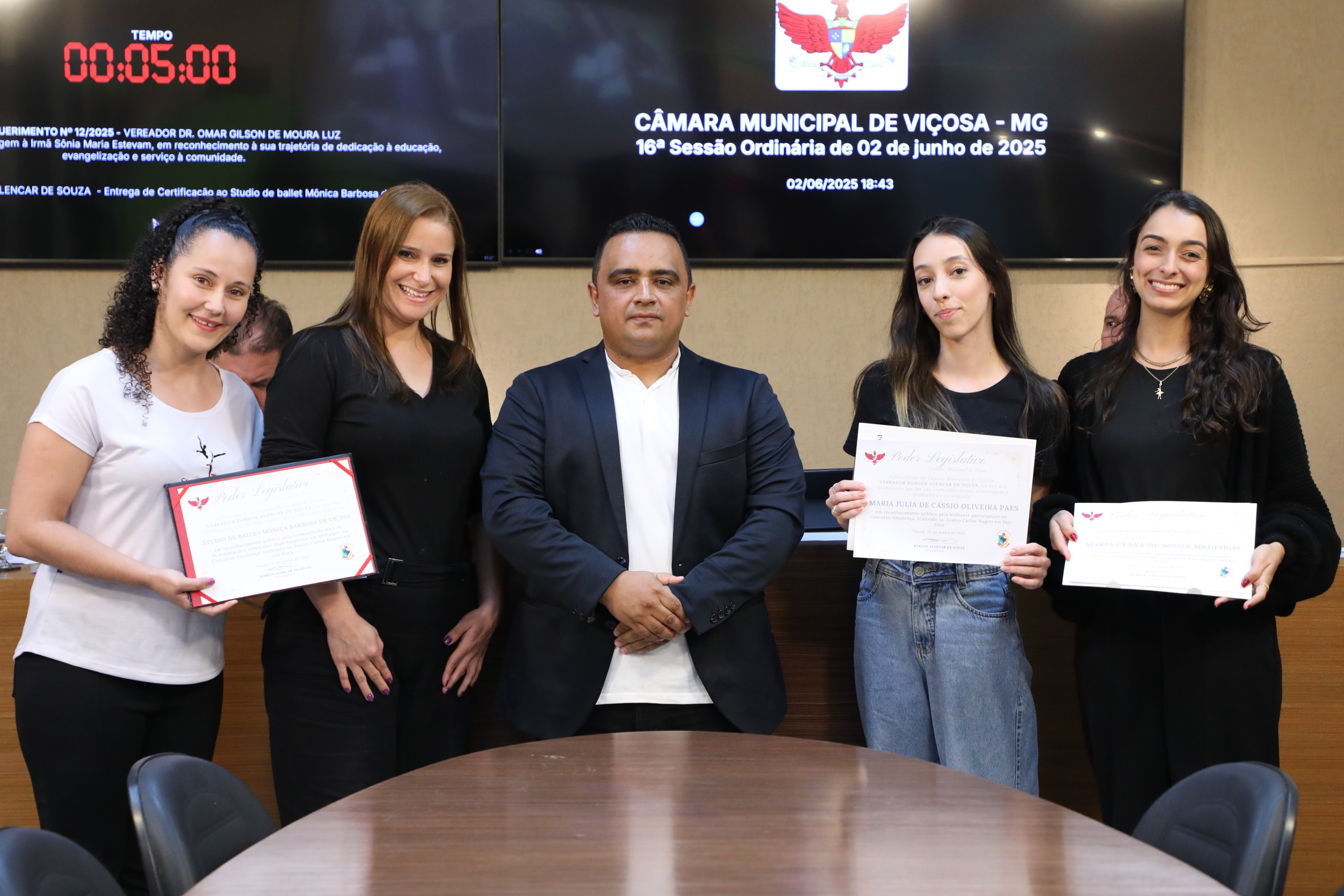 Câmara homenageia estúdio de balé por destaque em competição regional