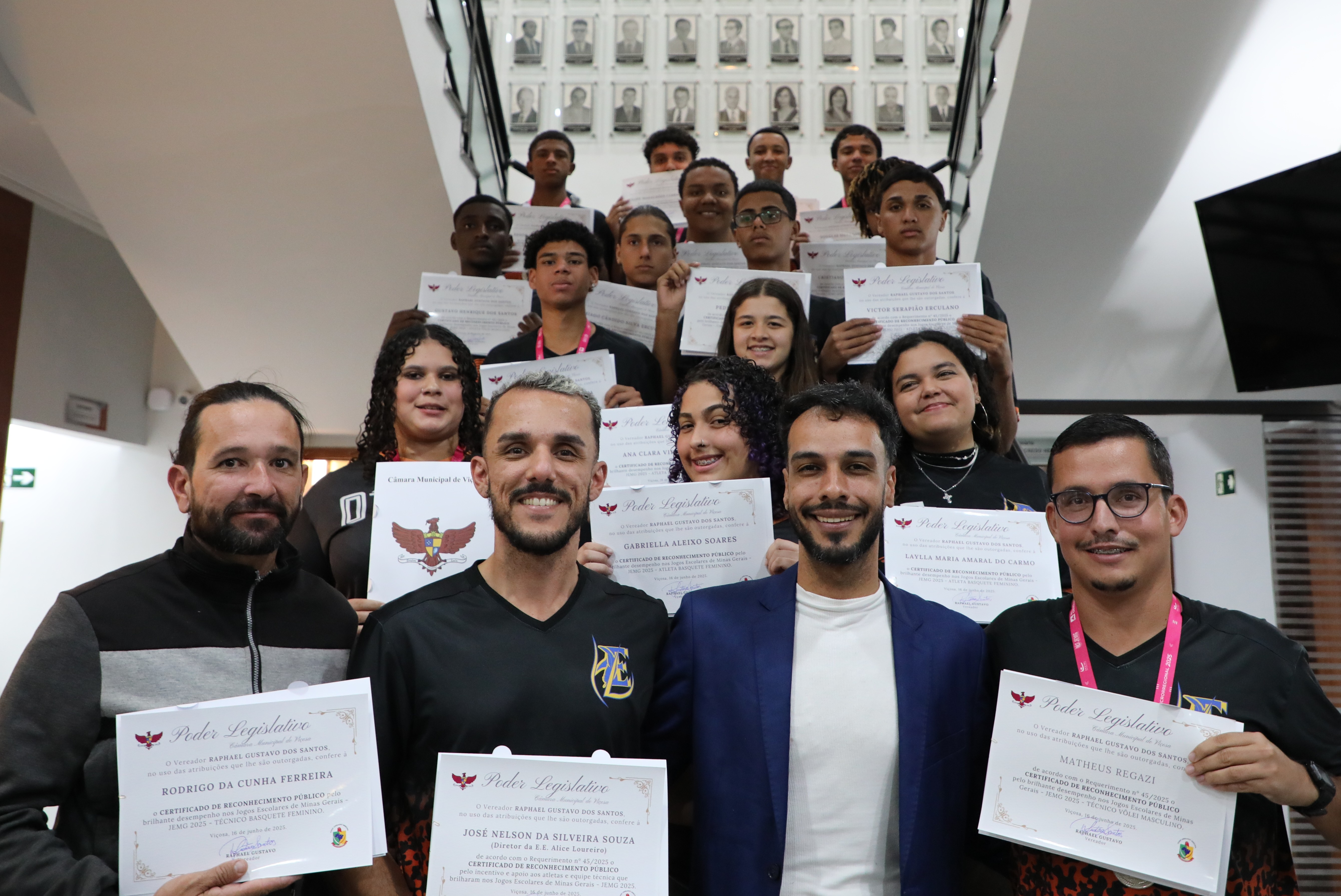 Homenagem na Câmara reconhece atletas da Escola Estadual Alice Loureiro por destaque nos Jogos Escolares de Minas