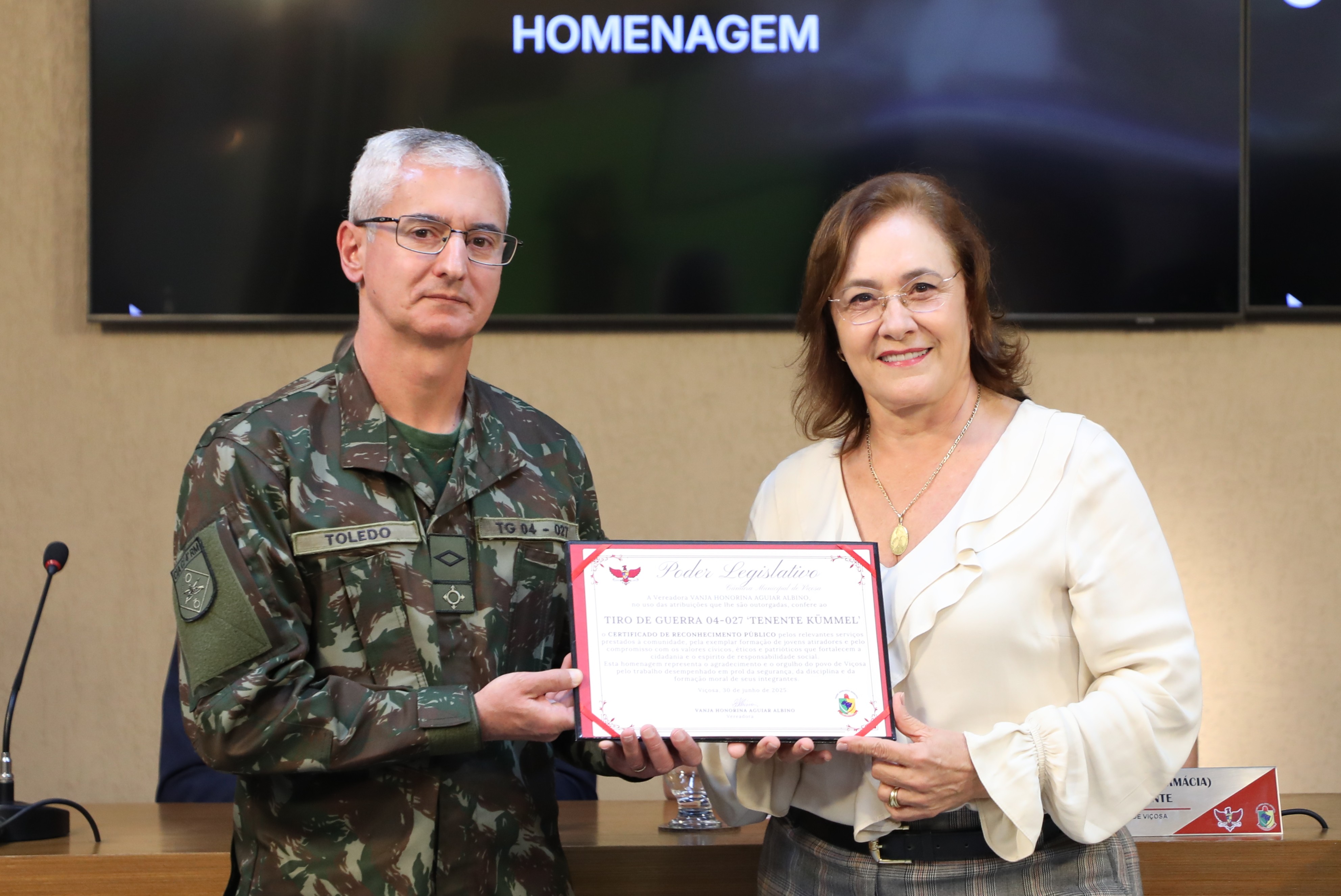 Vereadora entrega moção de congratulação ao Tiro de Guerra de Viçosa