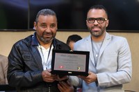 Câmara homenageia primeiro aluno com deficiência visual formado em pedagogia pela UFV