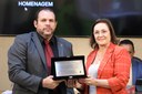 Vereadora homenageia o advogado Alex Anoel Andel Fialho durante sessão na Câmara