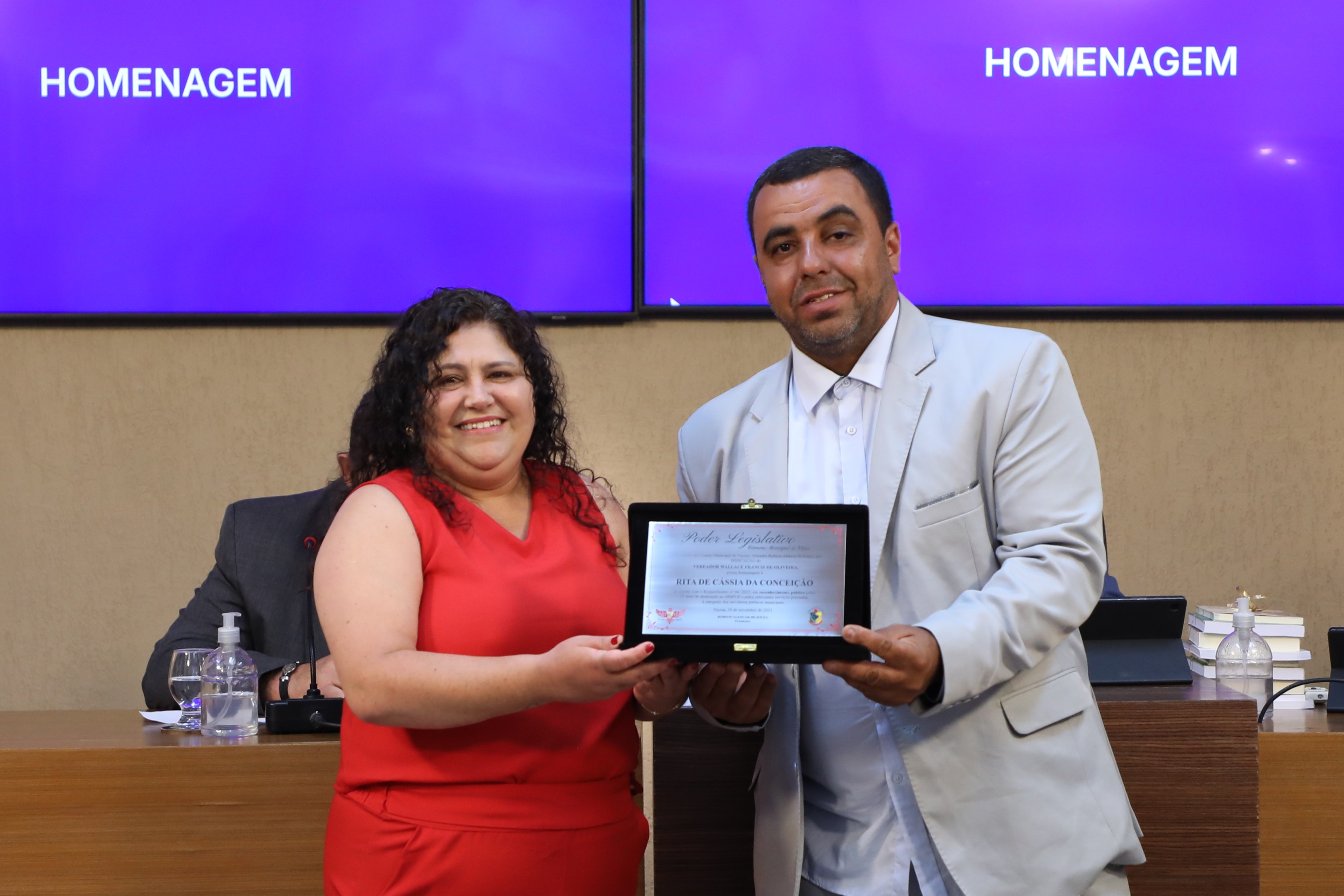 Servidora Rita de Cássia recebe Placa Alusiva pelos 25 anos de atuação no SINFUP