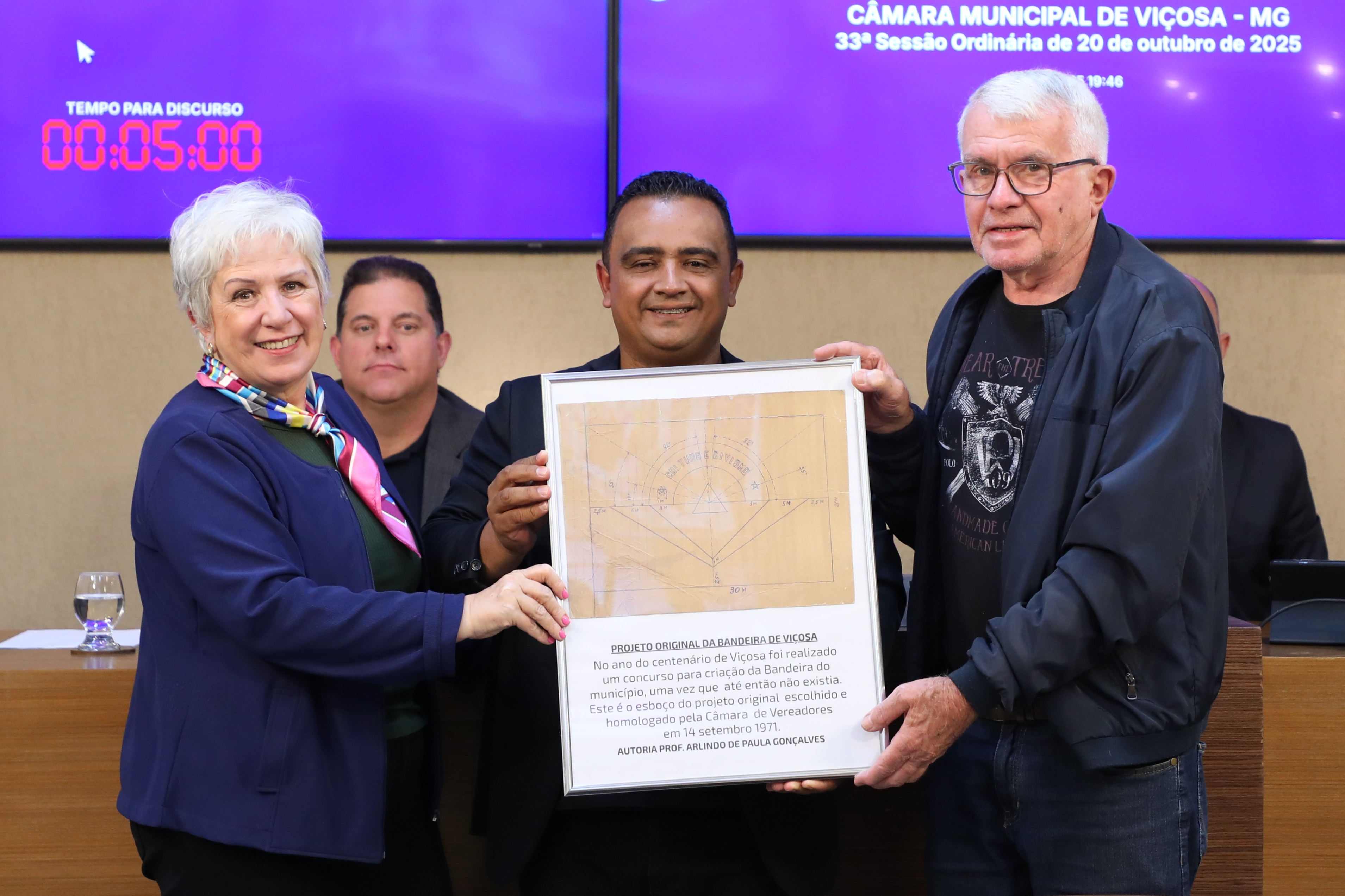 Filha de autor da bandeira de Viçosa defende valorização dos símbolos municipais