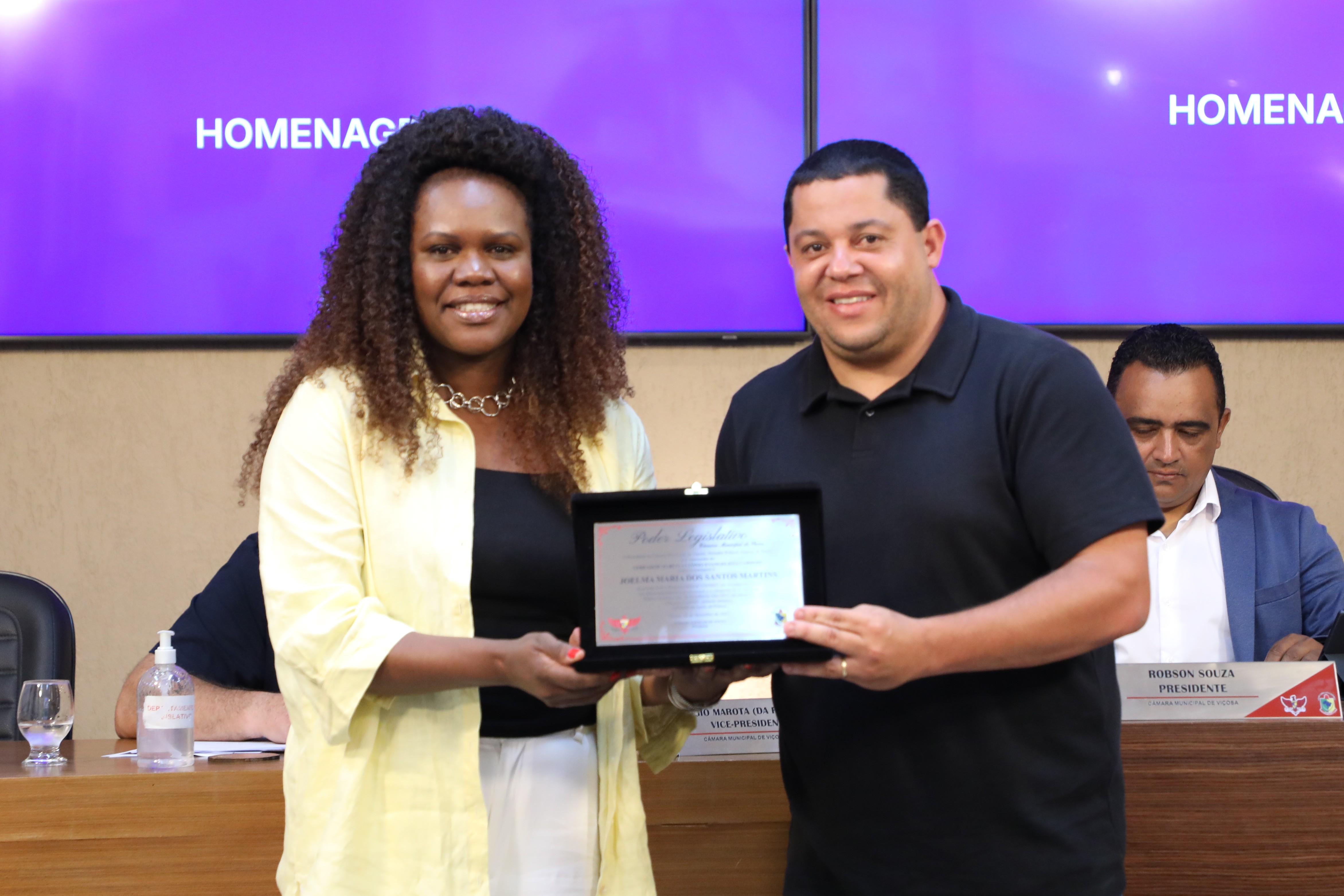 Cabeleireira viçosense premiada na França recebe homenagem na Câmara Municipal