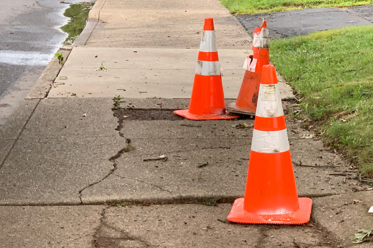 Aprovado o projeto que obriga empresas a reparar danos causados em ruas e calçadas após obras