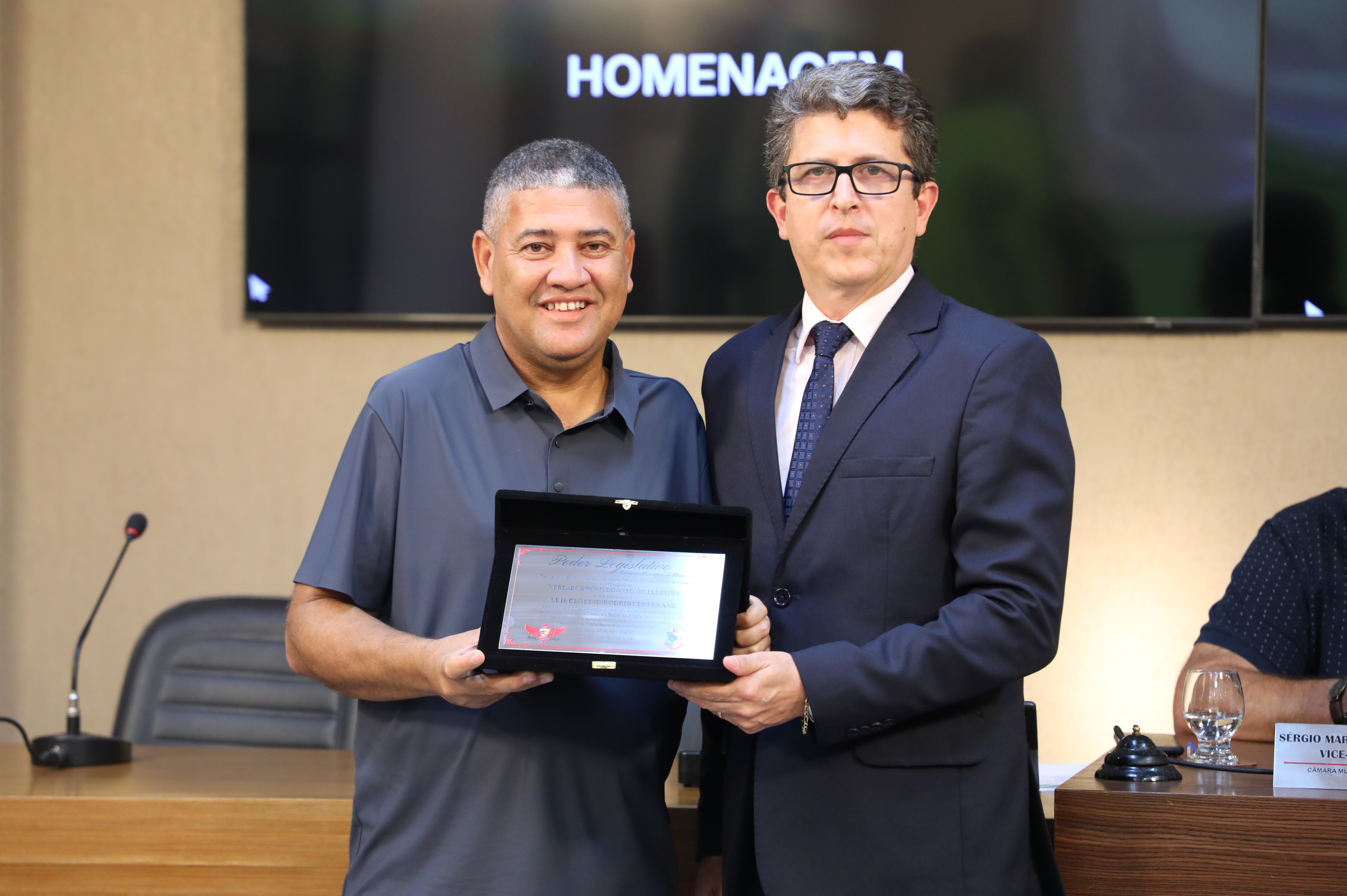 Câmara entrega placa de homenagem a advogado