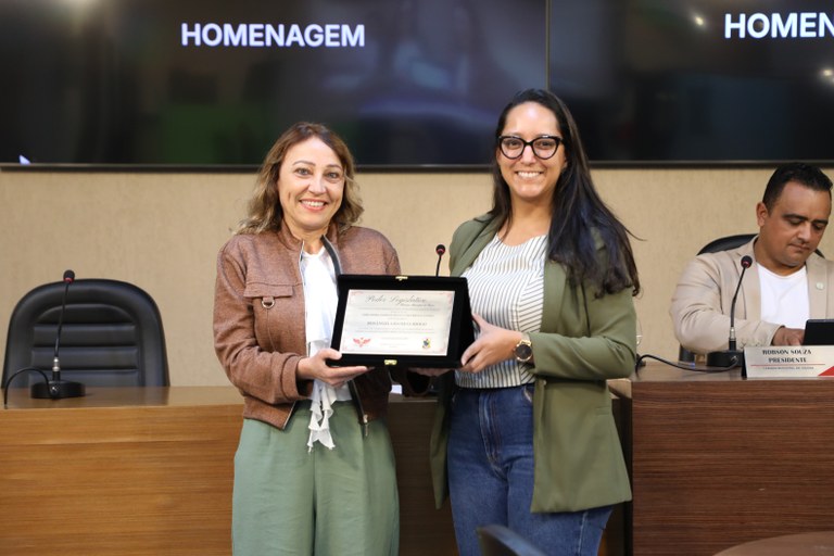 Câmara homenageia servidora por atuação na política de segurança alimentar em Viçosa
