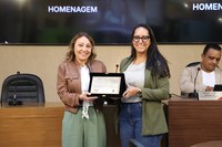 Câmara homenageia servidora por atuação na política de segurança alimentar em Viçosa