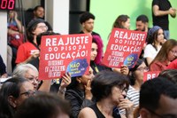 Profissionais da educação ocupam plenário e apresentam reinvindicações
