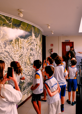 Estudantes do Colégio Passo a Passo durante visita na Câmara Municipal de Viçosa