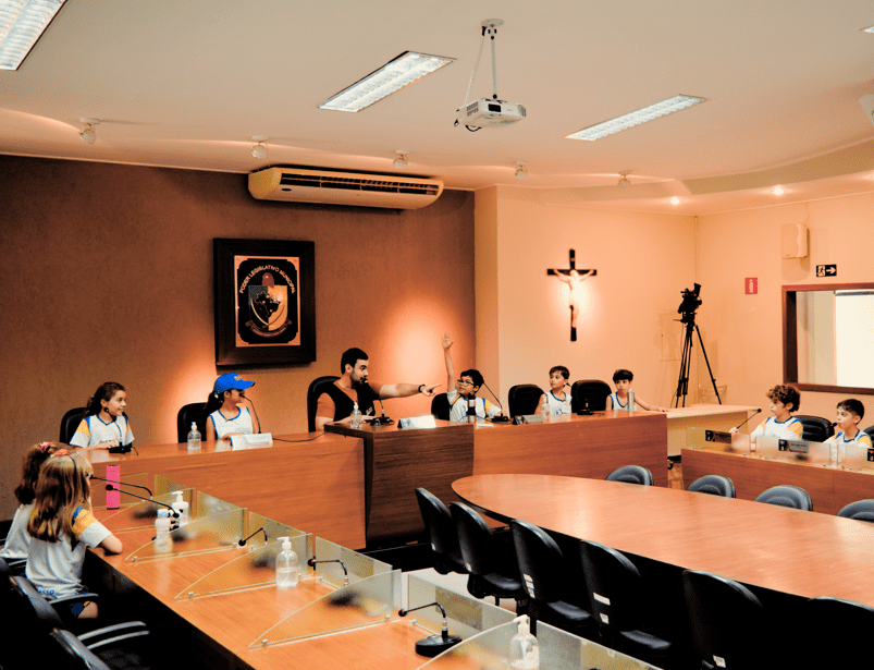 Estudantes do Colégio Passo a Passo durante visita na Câmara Municipal de Viçosa