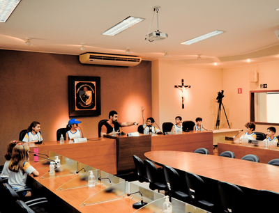 Estudantes do Colégio Passo a Passo durante visita na Câmara Municipal de Viçosa