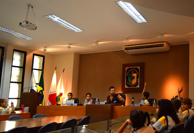Estudantes do Colégio Passo a Passo durante visita na Câmara Municipal de Viçosa