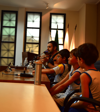 Estudantes do Colégio Passo a Passo durante visita na Câmara Municipal de Viçosa