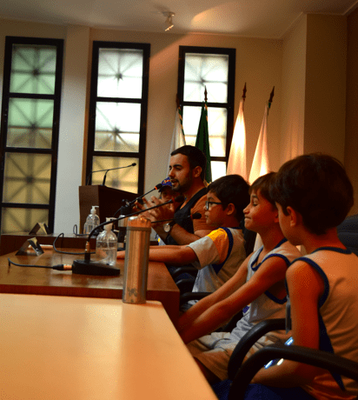 Estudantes do Colégio Passo a Passo durante visita na Câmara Municipal de Viçosa