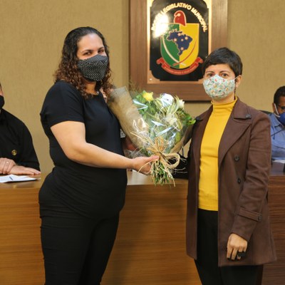 A Vereadora Marly Coelho (PSC) entrega buquê à irmã de Gabriel, Glauciene