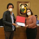 A Vereadora Vanja Honorina (PSD) entrega certificado ao avaliador Rômulo Marcolino, representante da comunidade viçosense e profissional da educação