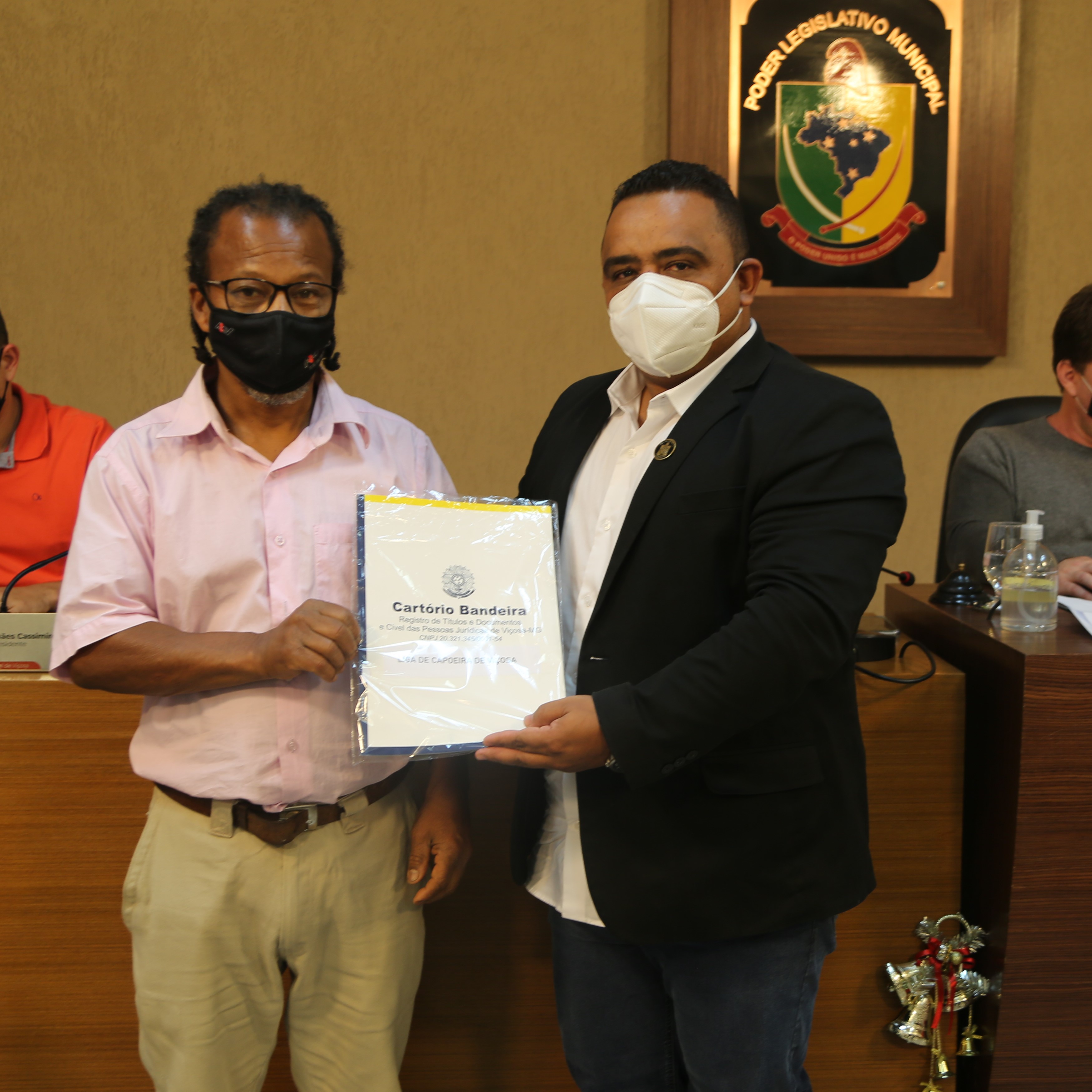Entrega do documento de registro da Liga de Capoeira de Viçosa
