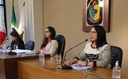 Poder Legislativo, por intermédio da Controladora Interna, Clarice Ribeiro (à esquerda da Vereadora Jamille Gomes), e a Chefe da Seção de Contabilidade, Simone Coelho (à direita da Vereadora).