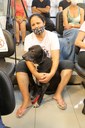 Cachorro acompanhado da dona ao longo da reunião.