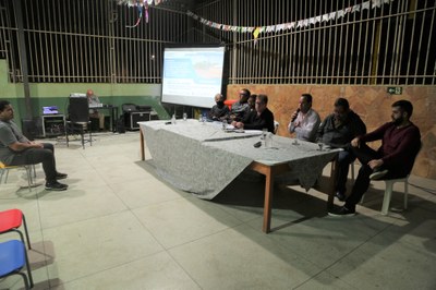 Mesa Diretora, com os membros que compõem a Comissão de Estudos para Revisão do Plano Diretor (da esquerda para direita): engenheiro e professor da Universidade Federal de Viçosa, Antônio Cleber (Tibiriçá), representando a sociedade civil; empreendedor da construção civil, Rodrigo Bicalho; Vereador Bartomélio Martins, presidente da Comissão de Estudos para Revisão do Plano Diretor e morador da comunidade; Presidente da Câmara, Edenilson Oliveira (PSD); Vereador Gilberto Brandão (AVANTE), morador da comunidade; o Assessor de Relações Institucionais da Câmara, Wagner Rosado; e o Diretor do GEOPLAM (Geoprocessamento, Planejamento e Meio Ambiente do Município de Viçosa), Douglas Ferreira Silva, representando o Executivo Municipal. Presença do parlamentar Marco Cardoso (Marcão Paraíso) (PSDB).