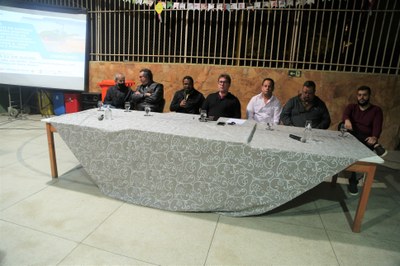 Mesa Diretora, com os membros que compõem a Comissão de Estudos para Revisão do Plano Diretor (da esquerda para direita): engenheiro e professor da Universidade Federal de Viçosa, Antônio Cleber (Tibiriçá), representando a sociedade civil; empreendedor da construção civil, Rodrigo Bicalho; Vereador Bartomélio Martins, presidente da Comissão de Estudos para Revisão do Plano Diretor e morador da comunidade; Presidente da Câmara, Edenilson Oliveira (PSD); Vereador Gilberto Brandão (AVANTE), morador da comunidade; o Assessor de Relações Institucionais da Câmara, Wagner Rosado; e o Diretor do GEOPLAM (Geoprocessamento, Planejamento e Meio Ambiente do Município de Viçosa), Douglas Ferreira Silva, representando o Executivo Municipal