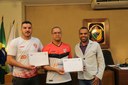 Entrega dos Certificados ao Capitão do Time Ismael Lopes e ao Jogador Gustavo de Moreira, do Silvestre Futebol Clube.