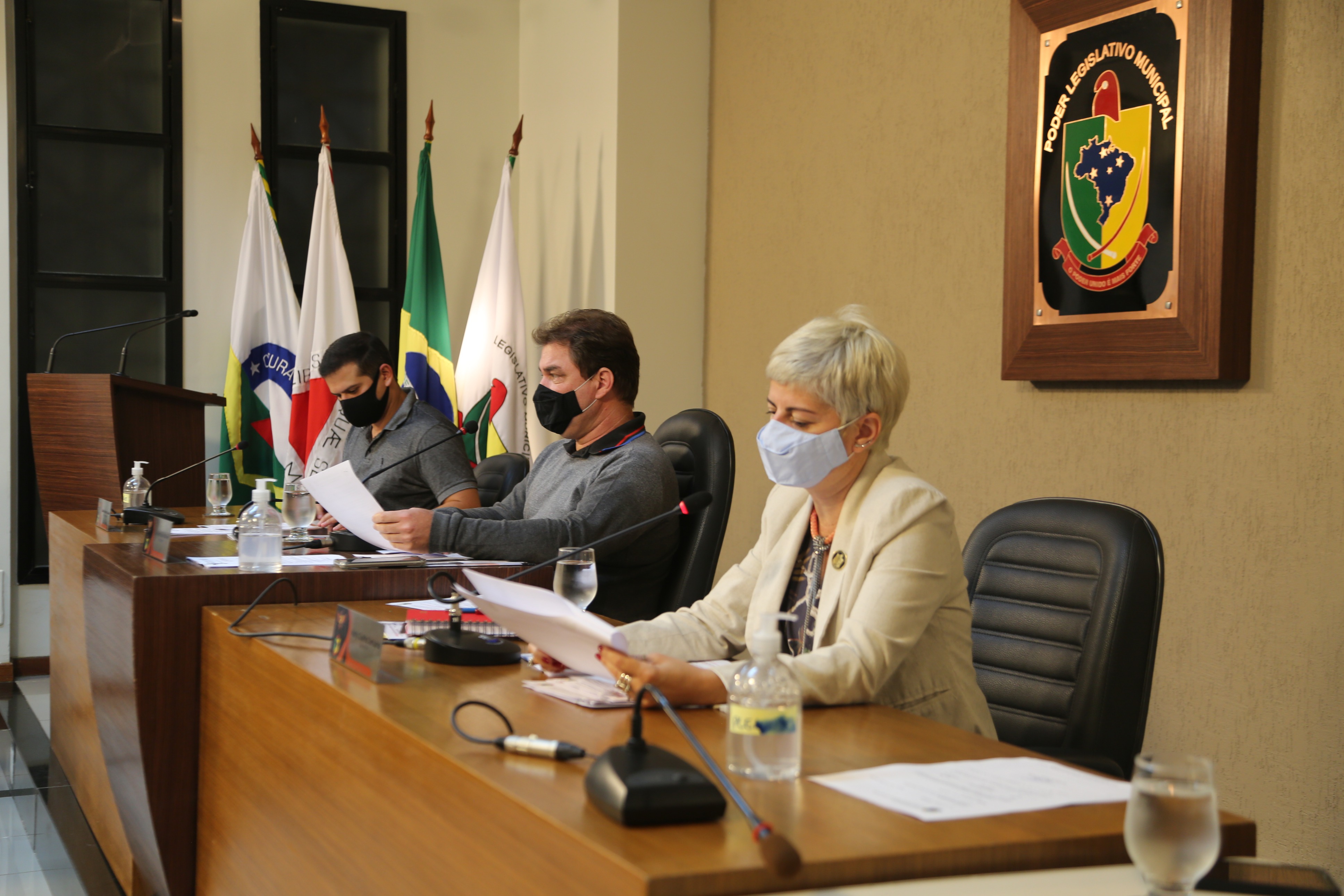 Mesa Diretora do biênio 2021/22 Ao centro, o Presidente da Casa Legislativa, Vereador Edenilson Oliveira (PSD), à esquerda o Vice-Presidente, Vereador Rafael Magalhães (Rafael Filho de Zeca do Bar) (PSDB), à direita a Secretária, Vereadora Marly Coelho (PSC)