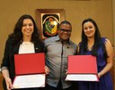 Entrega de certificado às apoiadoras Letícia Rosa e Adriana Aguiar.