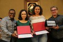 Entrega de certificado ao 1º lugar, Joana D'arc Rezende e Valéria Martins.