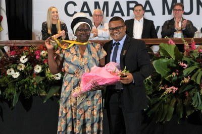 Vereador Bartomélio Martins (Professor Bartô) (PT), junto da sua Homenageada Maria do Carmo Viana