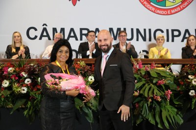 Vereador Cristiano Gonçalves (Cristiano Moto Link), junto da sua homenageada Vanja Mendonça Fagundes