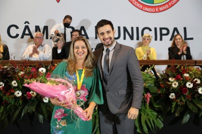 Vereador Daniel Cabral (PCdoB), junto da sua homenageada Adriana Ferreira de Faria