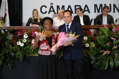 Vereador Gilberto Brandão (AVANTE), junto de sua homenageada Maria do Carmo Apolinário