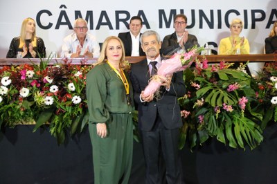 Vereador João Januário Ladeira (João de Josino) (Cidadania), junto de sua homenageada Tânia Maria da Silva Almeida