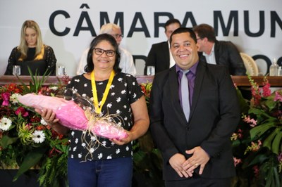 Vereador Marco Cardoso (Marcão Paraíso) (PSDB), junto de sua homenageada Marlene Aparecida Vieira